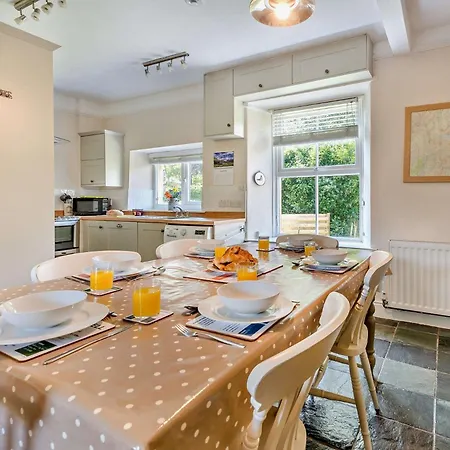 3 Bed In Sz161 * Chapel Stile